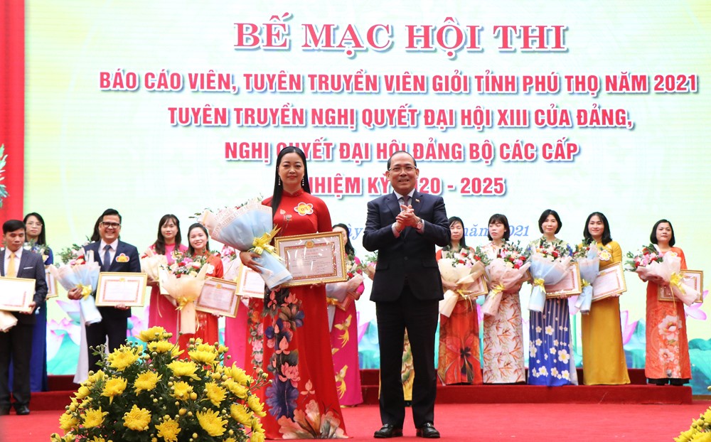 Phó Bí thư Thường trực Tỉnh ủy Phú Thọ- Hoàng Công Thủy trao giải Nhất cho thí sinh Nguyễn Thị Minh Thịnh