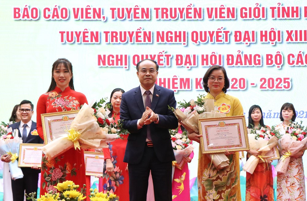 Trưởng Ban Tuyên giáo Tỉnh ủy Phú Thọ- Vi Mạnh Hùng trao giải Nhì cho các thí sinh