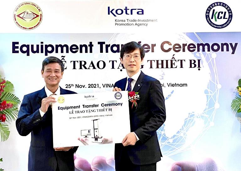 Giám đốc văn phòng đại diện KCL tại Việt Nam ông Lee Heun-soo (phía bên phải) và Viện trưởng IEMM- Lê Thái Hà chụp ảnh lưu niệm sau sự kiện chuyển giao.