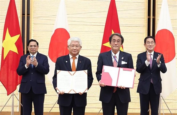 Thủ tướng Phạm Minh Chính và Thủ tướng Nhật Bản Kishida Fumio chứng kiến lễ trao Biên bản ghi nhớ hợp tác giữa Hiệp hội xuất khẩu lao động Việt Nam và Hiệp hội toàn quốc về hỗ trợ và phát triển nhân lực nước ngoài Nhật Bản. (Ảnh: Dương Giang).