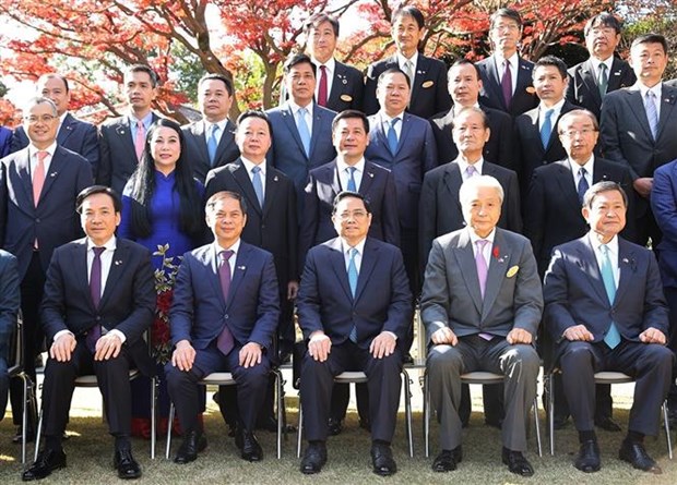 Thủ tướng Phạm Minh Chính và ông Fukuda Tomikazu, Thống đốc tỉnh Tochigi (Nhật Bản) cùng các đại biểu chụp ảnh chung. (Ảnh: Dương Giang)