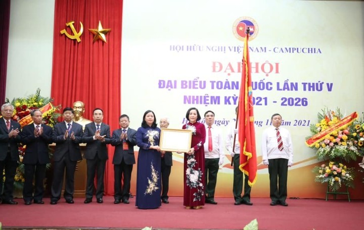 Đồng chí Bùi Thị Minh Hoài, Bí thư Trung ương Đảng, Trưởng Ban Dân vận Trung ương trao Huân chương Lao động hạng Nhì tặng Hội Hữu nghị Việt Nam - Campuchia
