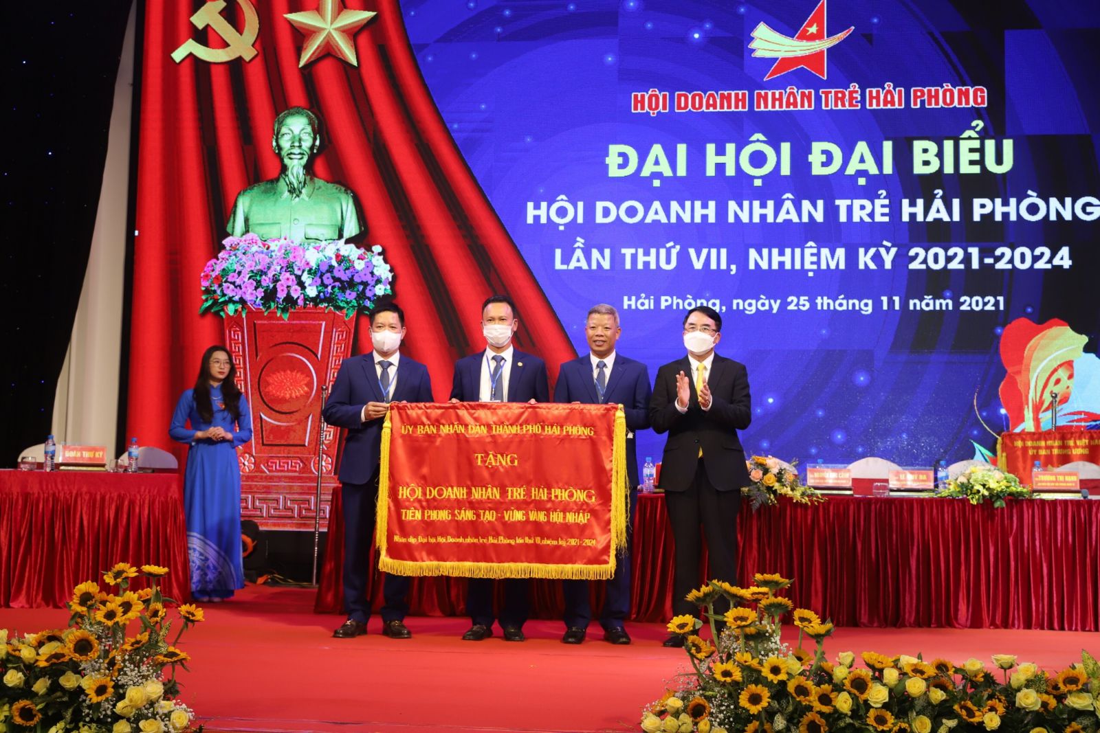 Lãnh đạo thành phố trao cờ tặng Hội Doanh nhân trẻ Hải Phòng