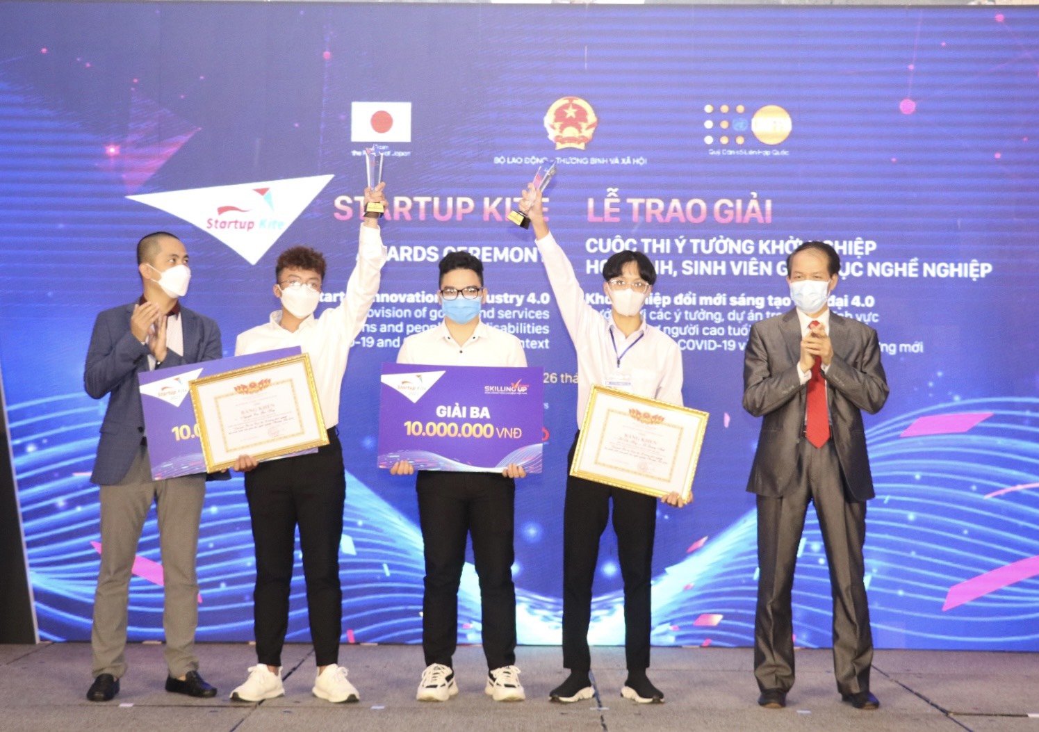 Ban tổ chức trao giải Ba cho nhóm tác giả Lê Đắc Huy, Lê Quang Anh – Khoa Điện tử - Điện lạnh, Trường Cao đẳng Nghề Kỹ thuật Công nghệ