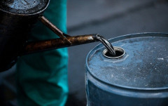 Giá dầu thế giới lao dốc do lo ngại biến thể mới