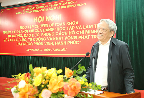 PGS, TS Bùi Đình Phong - nguyên Giảng viên cao cấp Học viện Chính trị quốc gia Hồ Chí Minh phổ biến các nội dung của các chuyên đề