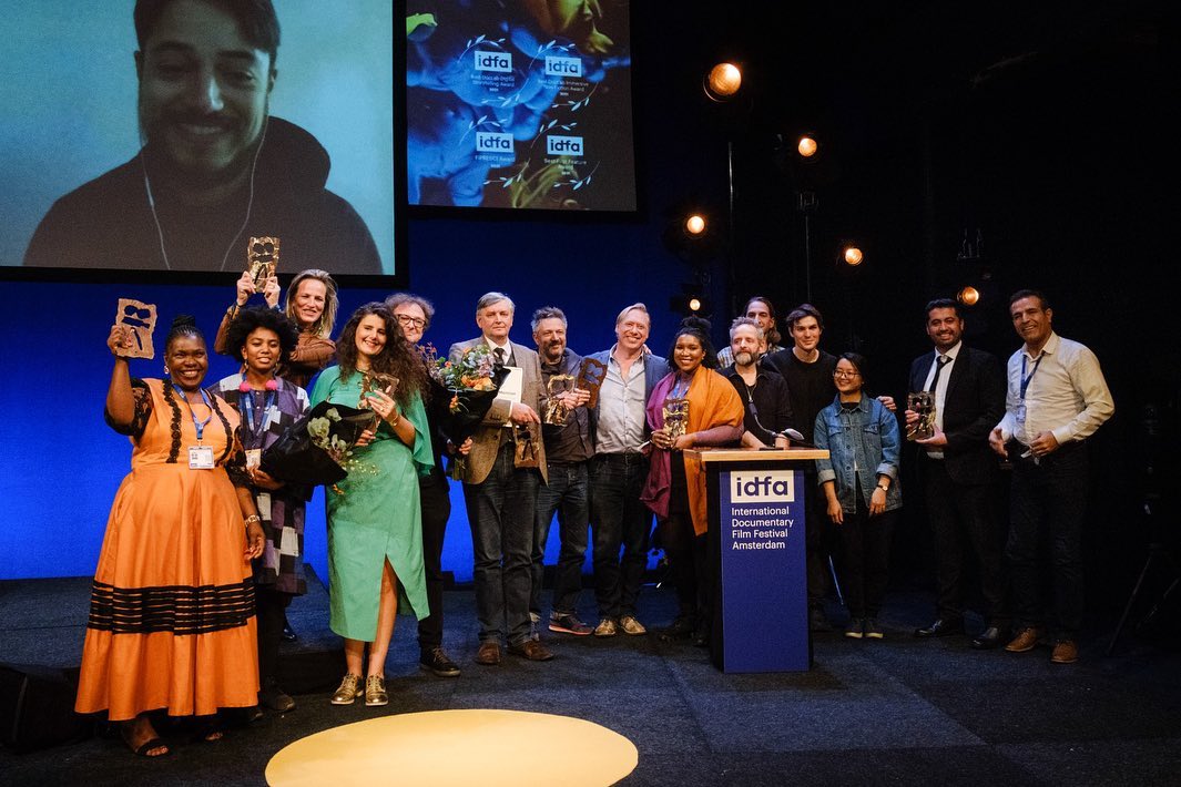 Hà Lệ Diễm (thứ ba từ phải sang) nhận giải Đạo diễn xuất sắc lại LHP tài liệu quốc tế Amsterdam lần thứ 34-2021
