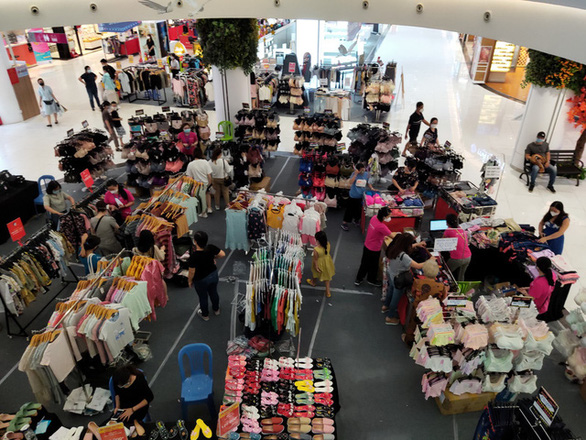 Chiều 28-11, đông đảo người dân lựa mua hàng thời trang bình dân, giảm giá tại trung tâm thương mại Gigamall