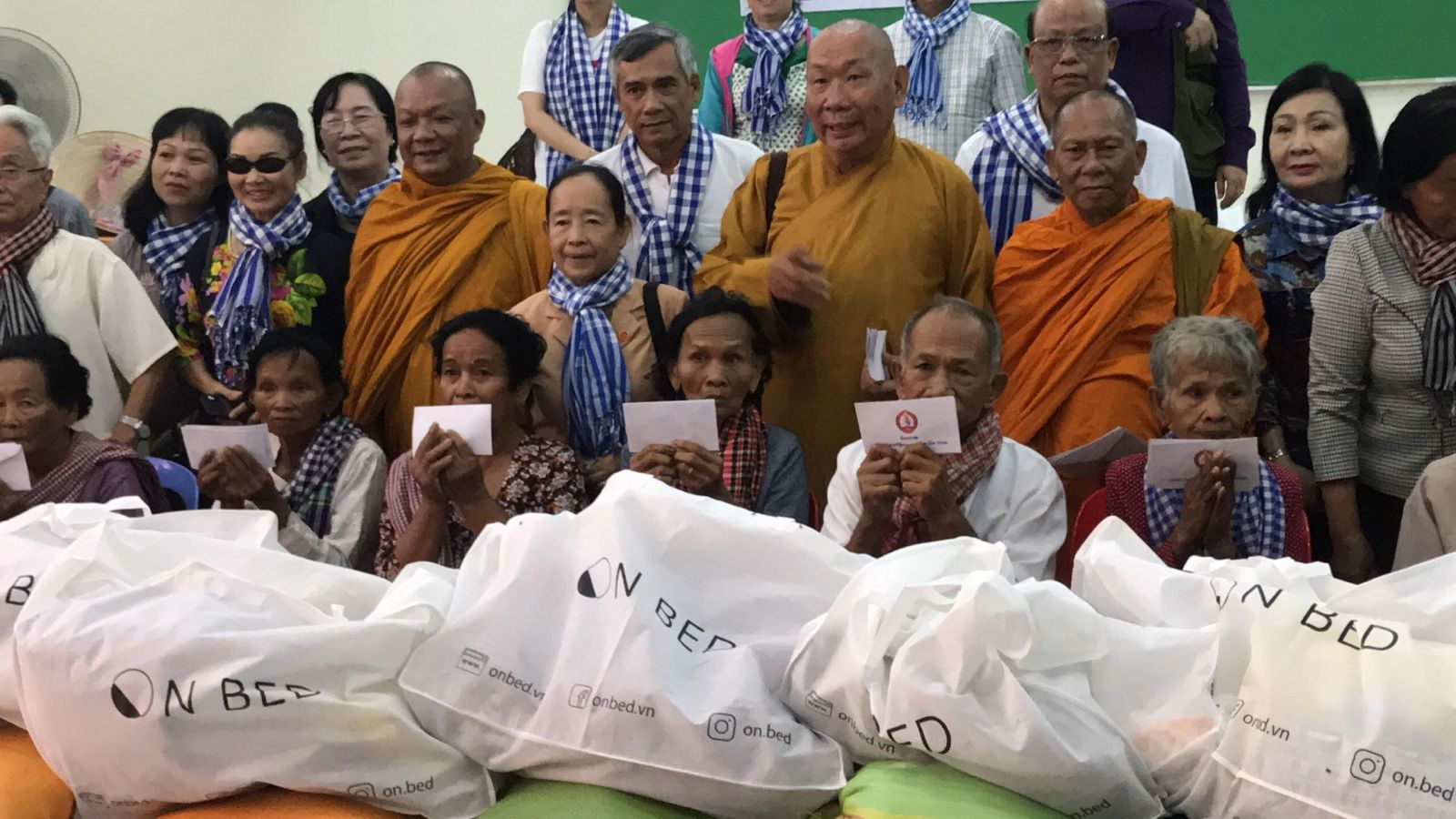 Thượng tọa Thích Truyền Tứ cùng Đoàn Công tác Hội hữu nghị VN-CPC tặng quà cho bà con nghèo CPC tại tỉnh Svay Rieng, Campuchia (2019)