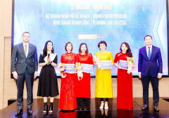 Đại diện Hiệp hội Nữ doanh nhân doanh nghiệp nhỏ và vừa Việt Nam vinh dự nhận giải thưởng “Nữ doanh nhân lập kế hoạch kinh doanh để thành công”