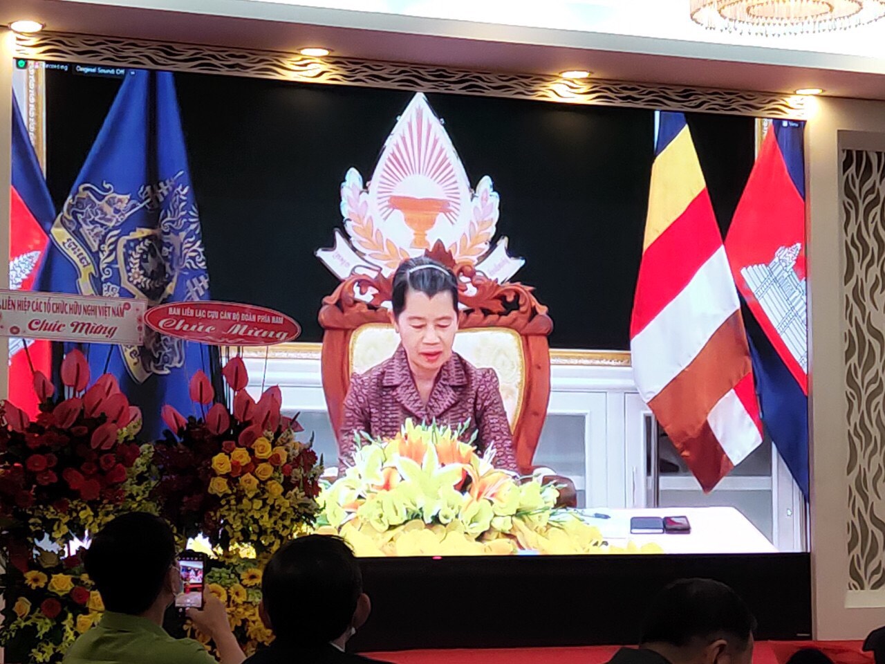 Bà Men Sam An - Phó Thủ tướng Chính phủ Hoàng gia Campuchia, Chủ tịch Hội Hữu nghị CPC-VN, phát biểu trực tuyến chúc mừng Đại hội tại Điểm cầu Thủ đô Phnom Pênh, Campuchia (Ảnh chụp tại Hội trường Thành ủy TP.HCM)