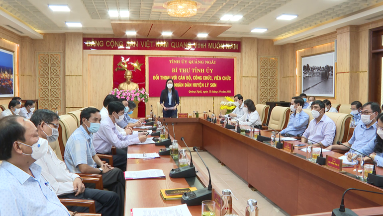 Bí thư Tỉnh ủy, Chủ tịch HĐND tỉnh Bùi Thị Quỳnh Vân làm việc với Ban Thường vụ Huyện ủy Lý Sơn