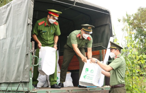 Đoàn thanh niên Công an tỉnh trao quà túi an sinh cho người dân khó khăn do ảnh hưởng dịch bệnh trên địa bàn huyện Gò Quao