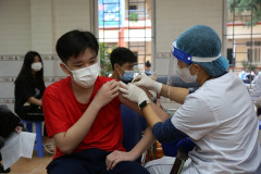Hà Nội tạm dừng tiêm cho học sinh 2 lô vaccine được gia hạn thêm 3 tháng