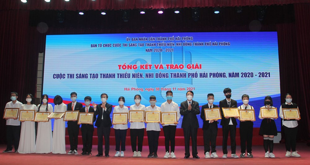 Ông Lê Khắc Nam, Phó Chủ tịch UBND thành phố trao giải thưởng cho các nhóm đạt giải
