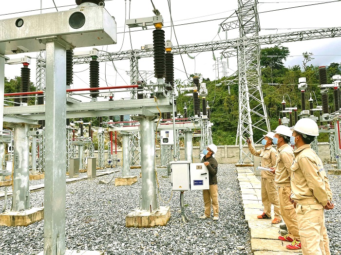 Ban quản lý Nhà máy Thuỷ điện Nậm Pạc 2 kiểm tra công tác phát điện tại trạm biếp áp