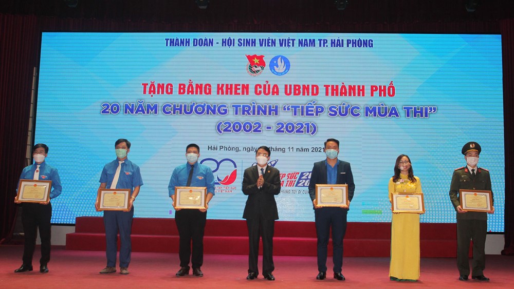 Ông Lê Khắc Nam, Phó Chủ tịch UBND thành phố trao Bằng khen của Chủ tịch UBND thành phố cho các tập thể, và cá nhân xuất sắc