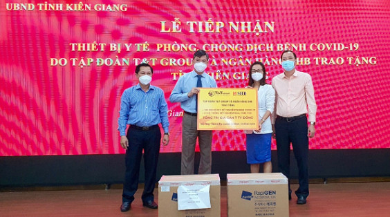 Phó Chủ tịch UBND tỉnh Kiên Giang, ông Nguyễn Lưu Trung (thứ hai, từ trái qua) tiếp nhận thiết bị y tế phòng, chống dịch Covid-19 do Tập đoàn T&T Group và Ngân hàng SHB trao tặng.