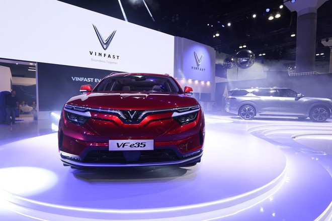 VinFast ra mắt hai mẫu xe VF e35 và VF e36 tại Triển lãm ôtô Los Angeles diễn ra vào tháng 11. Ảnh: Reuters.