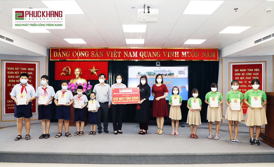 Bà Lưu Thị Thanh Mẫu - Tổng Giám đốc Phuc Khang Corporation (áo đen) trao 500 máy tính bảng cho Phó Chủ tịch UBND Q.3 Vũ Thị Mỹ Ngọc
