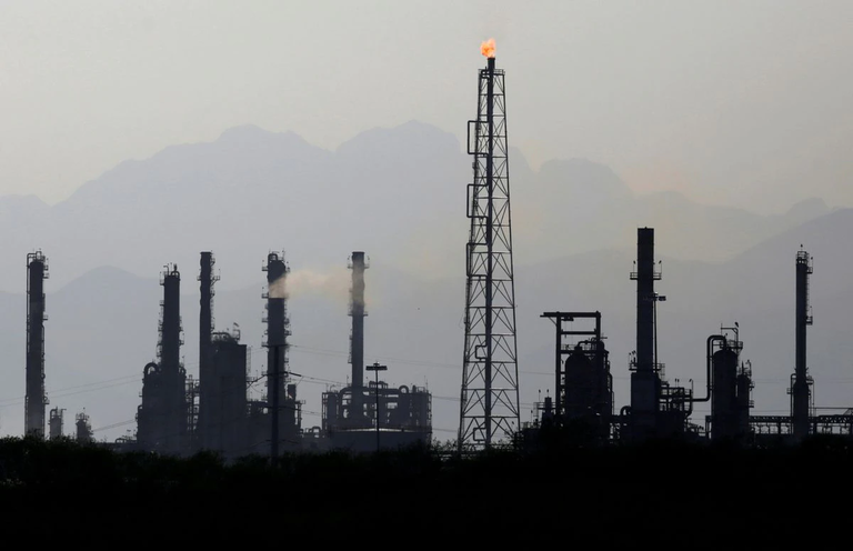 Nhà máy lọc dầu Cadereyta của công ty dầu khí nhà nước Mexico Pemex, ở Cadereyta, ngoại ô Monterrey, Mexico vào ngày 20 tháng 4 năm 2020.