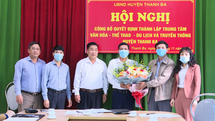 Đại diện lãnh đạo UBND huyện Thanh Ba (Phú Thọ) tặng hoa chúc mừng Trung tâm