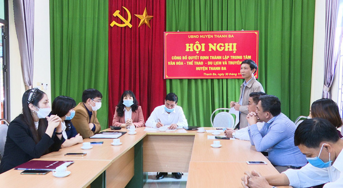 Đại diện lãnh đạo UBND huyện Thanh Ba phát biểu giao nhiệm vụ cho Trung tâm