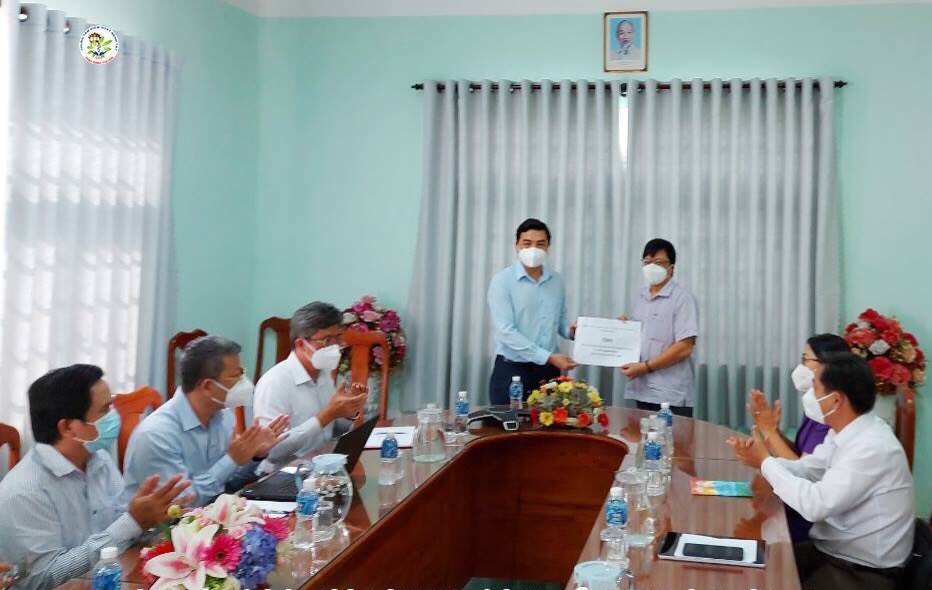 Phó Bí thư Thường trực Tỉnh ủy, Chủ tịch Hội đồng nhân dân tỉnh tặng quà CDC Bình Thuận