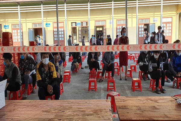 Học sinh một trường trên địa bàn tỉnh Thanh Hoá xếp hàng chờ tiêm vắc xin