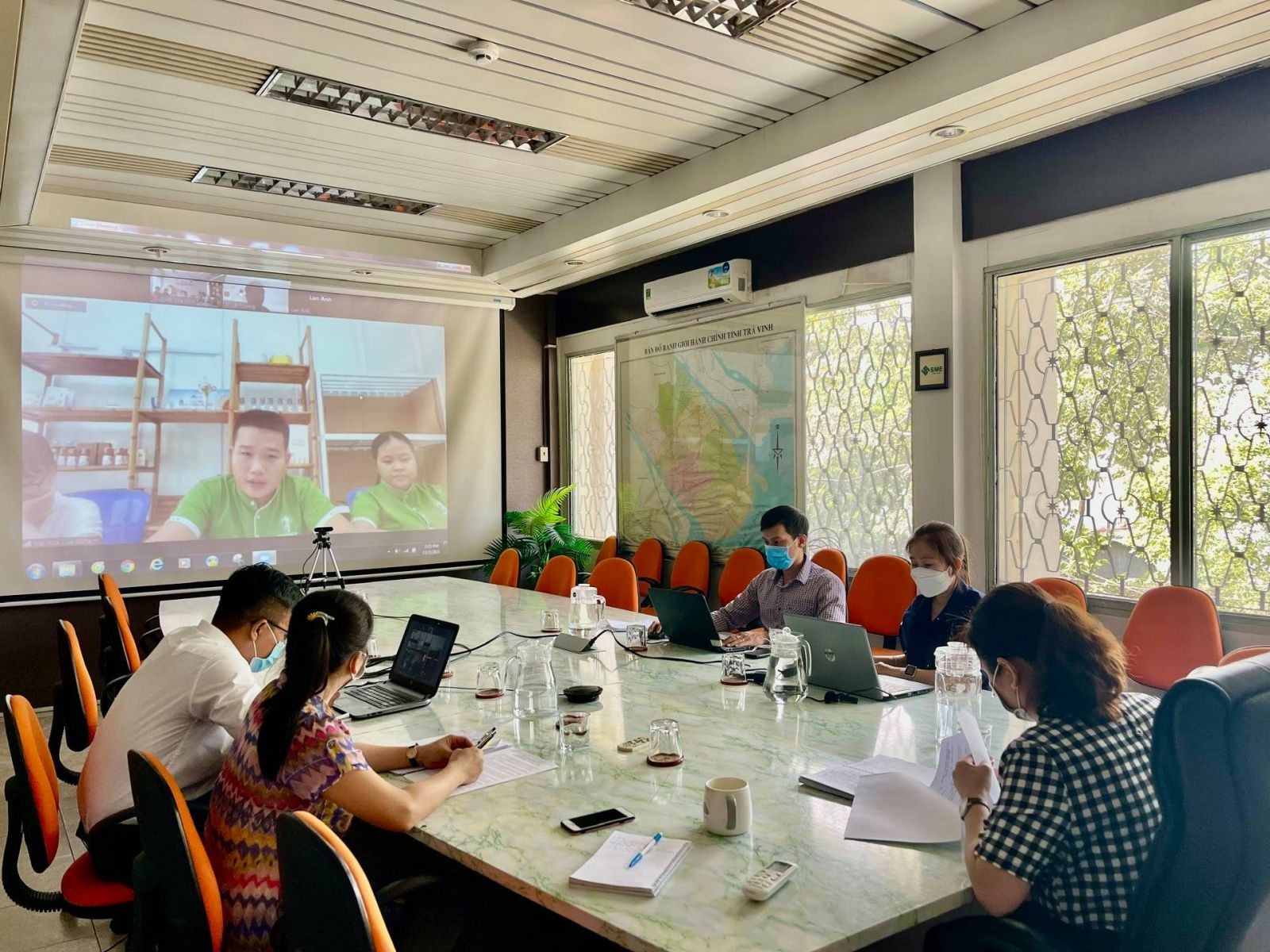 Ngày 03/11/2021, Dự án SME Trà Vinh đã tổ chức buổi trao đổi online với Công ty TNHH Trà Vinh FARM để thống nhất việc ký kết hợp đồng hỗ trợ với Công ty.