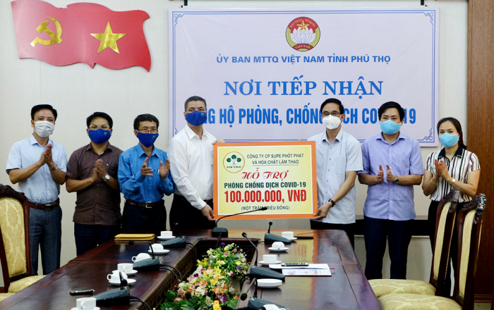 Ông Nguyễn Hải - Chủ tịch Ủy ban MTTQ tỉnh Phú Thọ tiếp nhận hỗ trợ phòng, chống dịch COVID-19