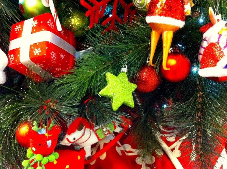 Đồ trang trí cây thông dịp Giáng Sinh