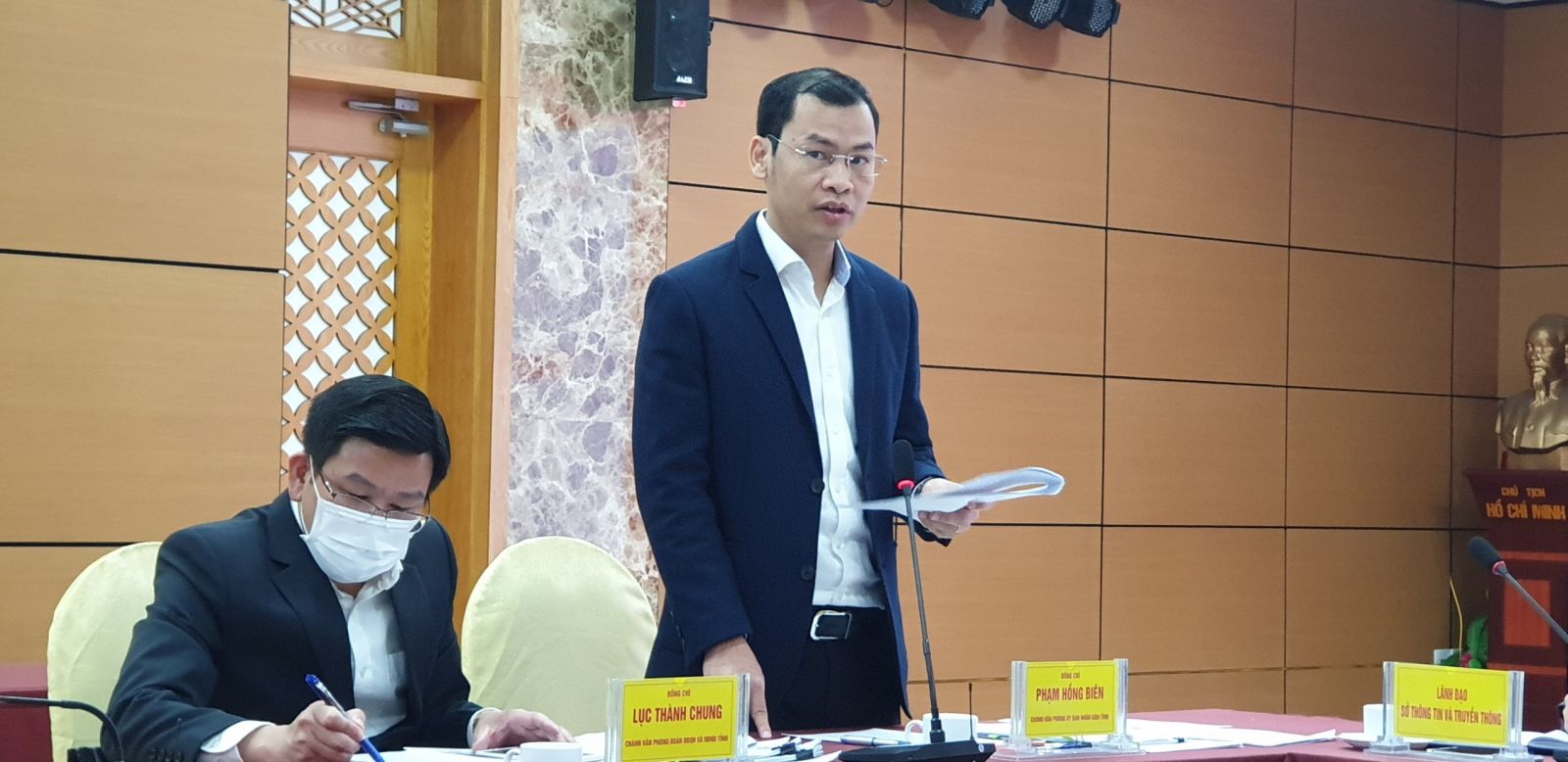 Chánh văn phòng UBND tỉnh Quảng Ninh Phạm Hồng Biên thông tin tại  hội nghị