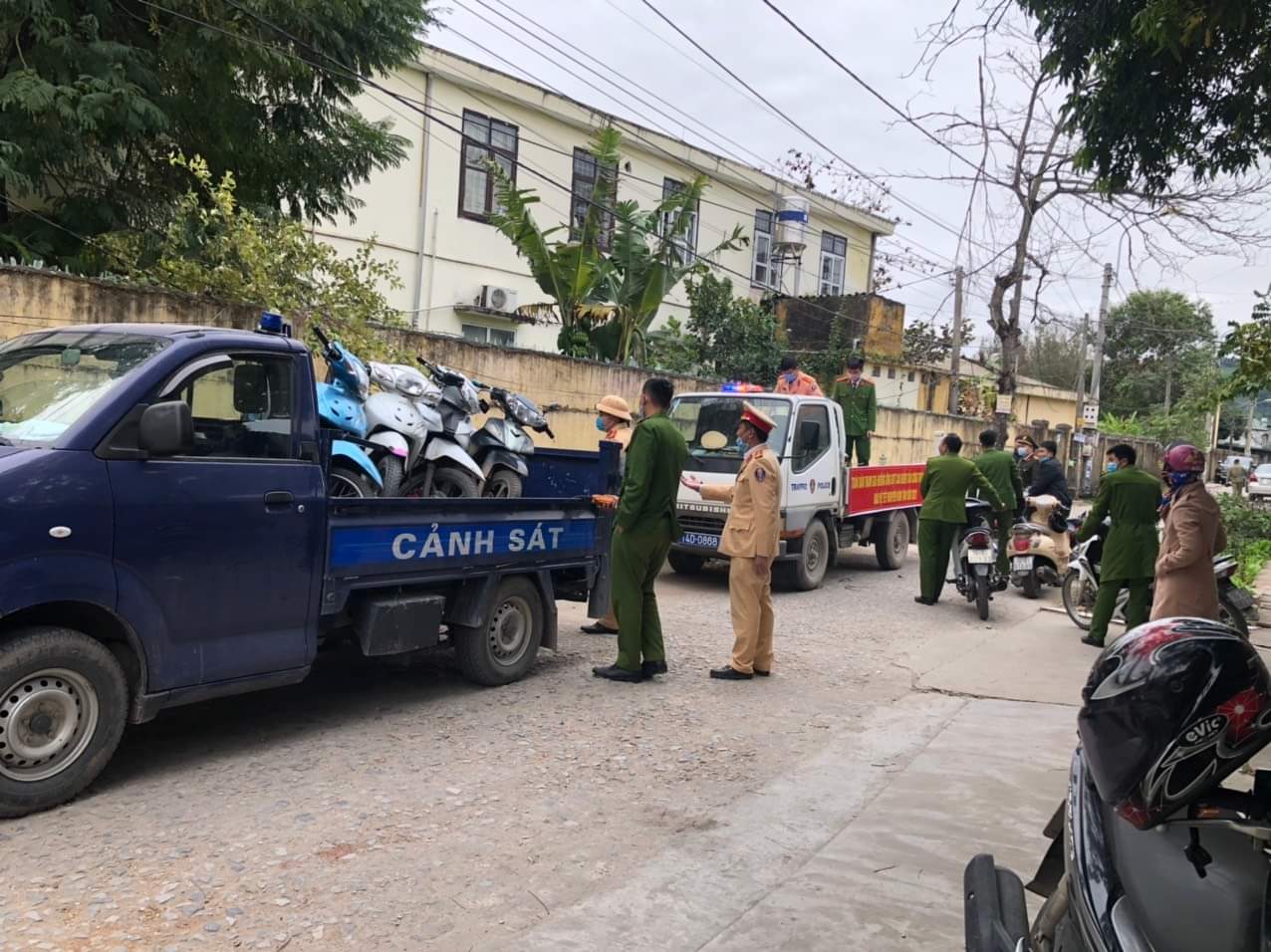 Lực lượng CSGT - TT thị xã Quảng Yên tổ chức kiểm tra và xử lý học sinh điều khiển phương tiện mô tô, xe máy tại địa bàn.