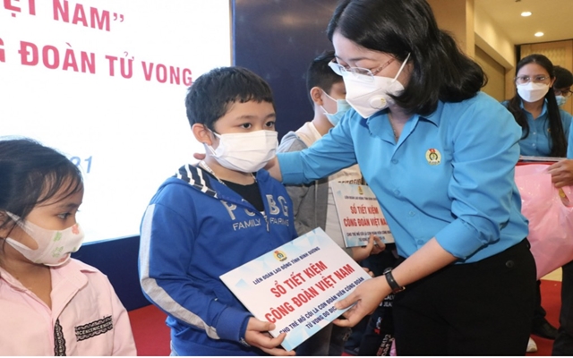 Bà Nguyễn Kim Loan, Chủ tịch Liên đoàn Lao Động tỉnh Bình Dương trao “sổ tiết kiệm công đoàn Việt Nam” cho các em