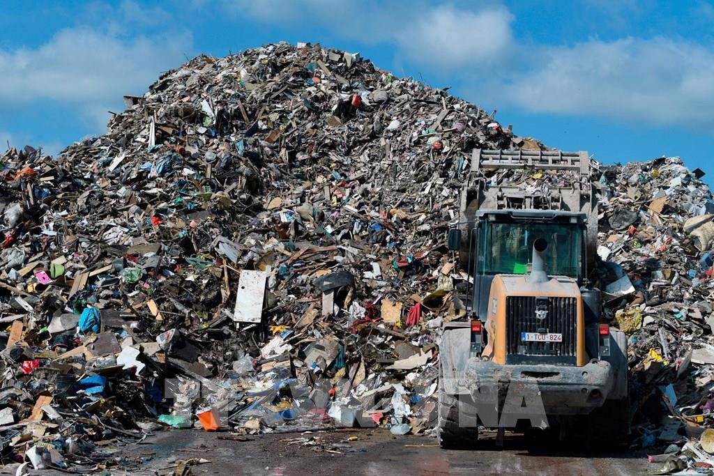 Rác thải cũng là tài nguyên có giá trị nếu biết cách tái chế. Ảnh: AFP/ TTXVN