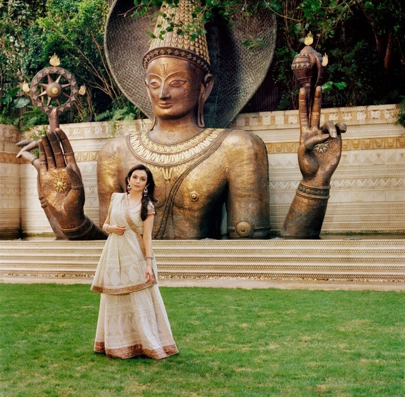 Tượng thần Shiva trong sân vườn dinh thự Antilia. Đây là một trong ba vị thần quan trọng nhất trong Ấn Độ giáo