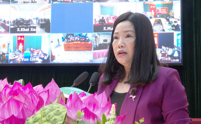 Đồng chí Nguyễn Kim Chi - Bí thư Huyện ủy, Chủ tịch HĐND huyện Thanh Ba trao đổi, giải đáp các ý kiến, kiến nghị của nhân dân