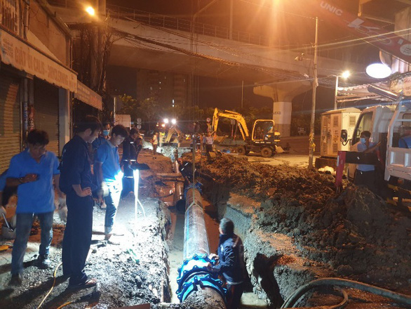 Công tác di dời 31 mét ống D450 HDPE đầu đường Thảo Điền, quận 2