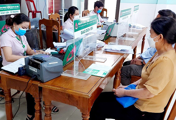 Chi nhánh NHCSXH tỉnh Quảng Nam giải ngân vốn giúp người dân tạo việc làm trong bối cảnh dịch bệnh COVID-19 diễn biến phức tạp