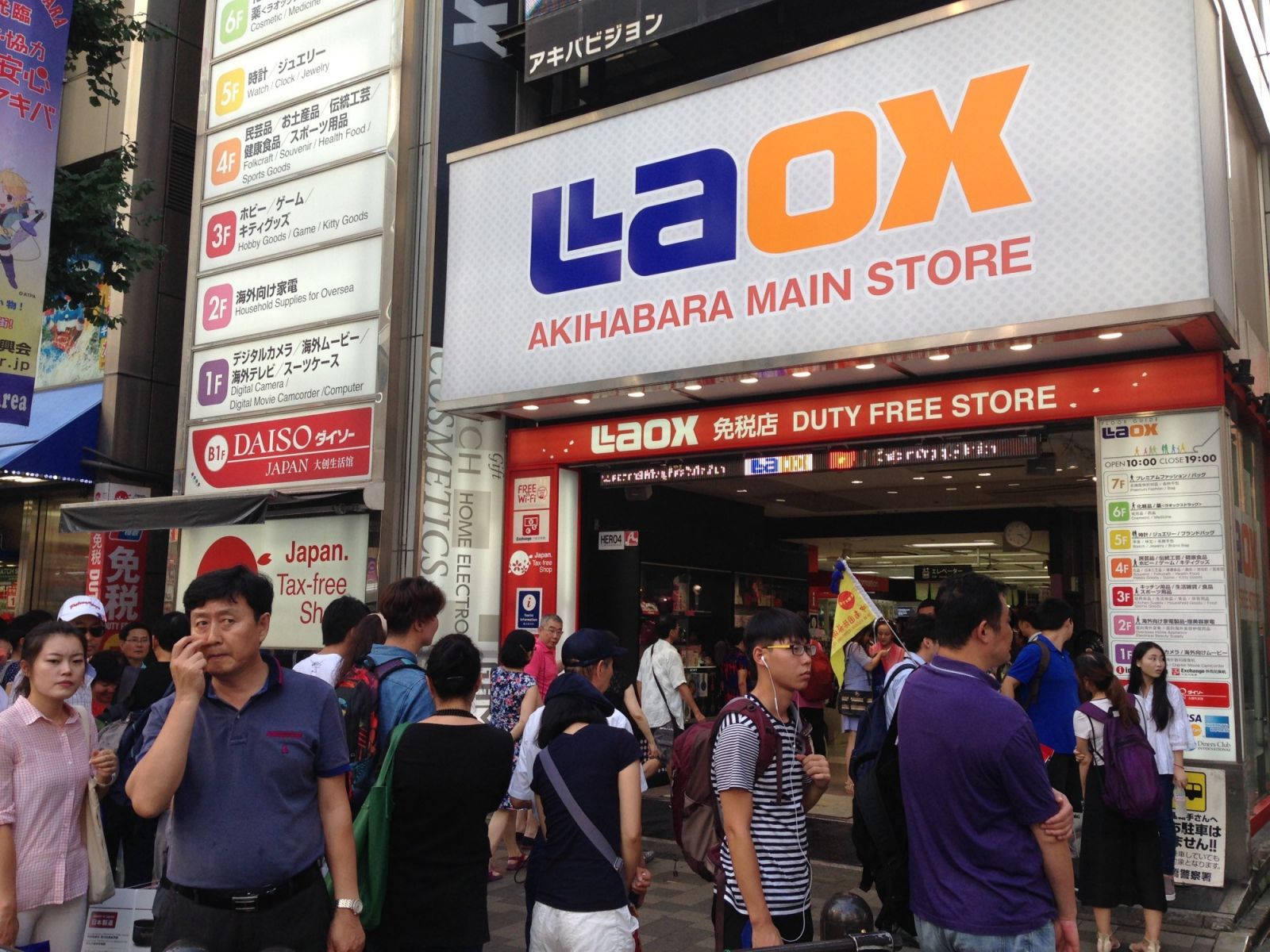 Du khách Trung Quốc ồ ạt mua sắm tại các cửa hàng lưu niệm