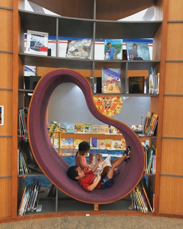 Ngôi nhà của Hà Tăng cũng có riêng một chỗ chơi kèm đọc sách cho các con của mình