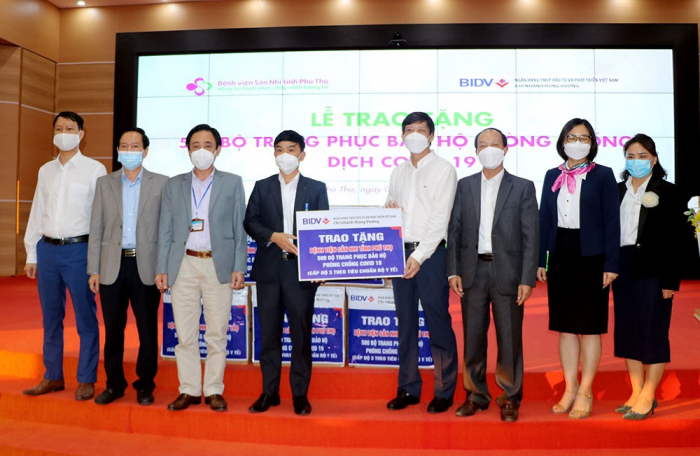 Giám đốc BIDV Chi nhánh Hùng Vương trao tặng 500 bộ quần áo bảo hộ phòng, chống dịch COVID-19 cho đại diện lãnh đạo Bệnh viện Sản Nhi Phú Thọ