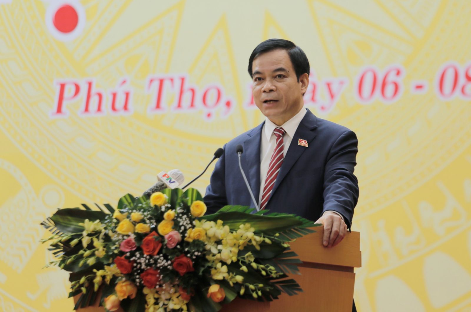 Đồng chí Nguyễn Thanh Hải - Phó Chủ tịch UBND tỉnh Phú Thọ trình bày báo cáo tình hình kinh tế - xã hội năm 2021 và công tác phòng chống dịch bệnh COVID-19 trên địa bàn tỉnh