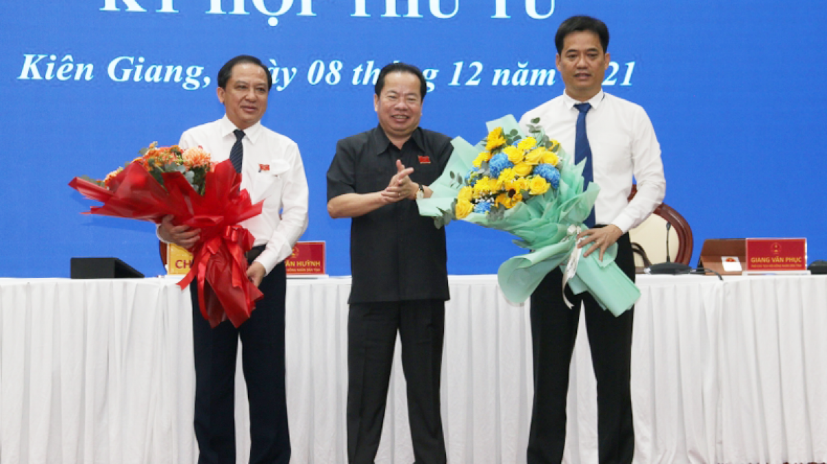 Ông Lê Quốc Anh (bìa phải) - bí thư Thành ủy TP Hà Tiên - làm phó chủ tịch UBND tỉnh nhiệm kỳ 2021-2026