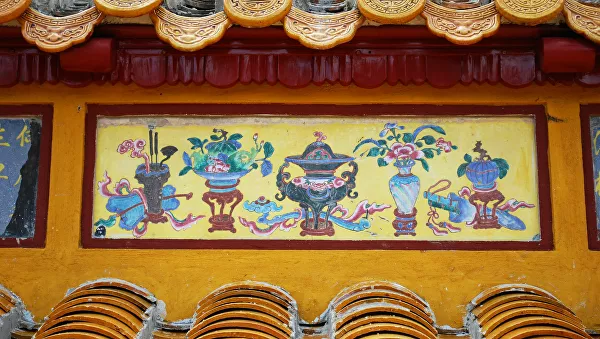 Hệ thống các ô hộc được bài trí bằng pháp lam trên nóc điện Thái Hòa trong Hoàng thành Huế