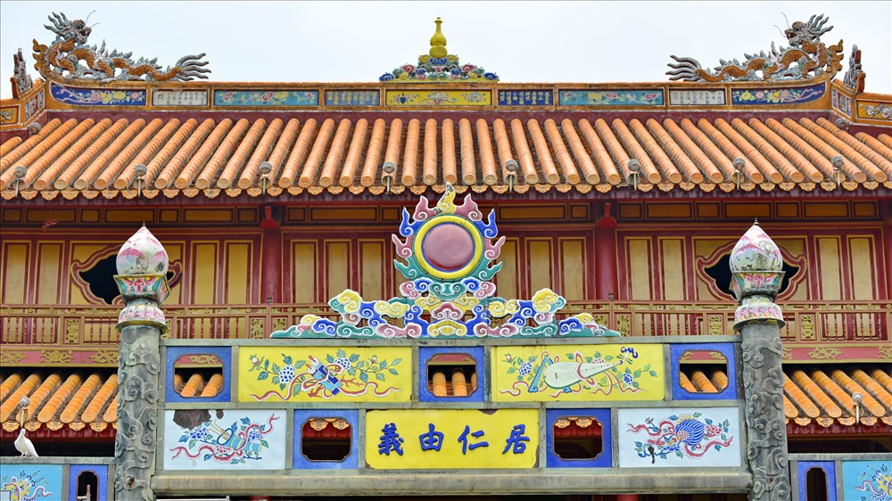 Hình tượng mặt trời, mây và hoa lá thực hiện bằng pháp lam trên nghi môn trong Hoàng thành Huế