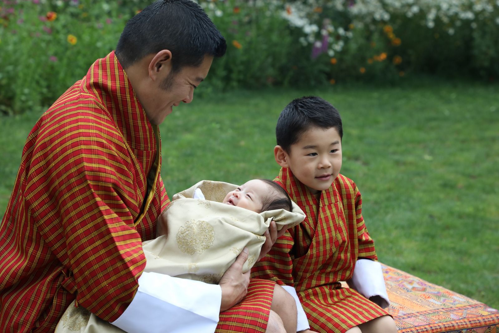 Hoàng tử Bhutan khi bên Quốc vương và em trai mới chào đời