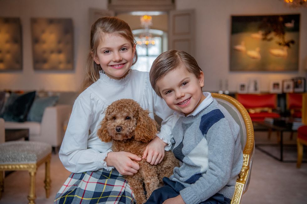 Bức ảnh này chụp công chúa Estelle và em trai, Oscar, vào ngày 23/2/2021 nhân dịp sinh nhật lần thứ 9 của cô