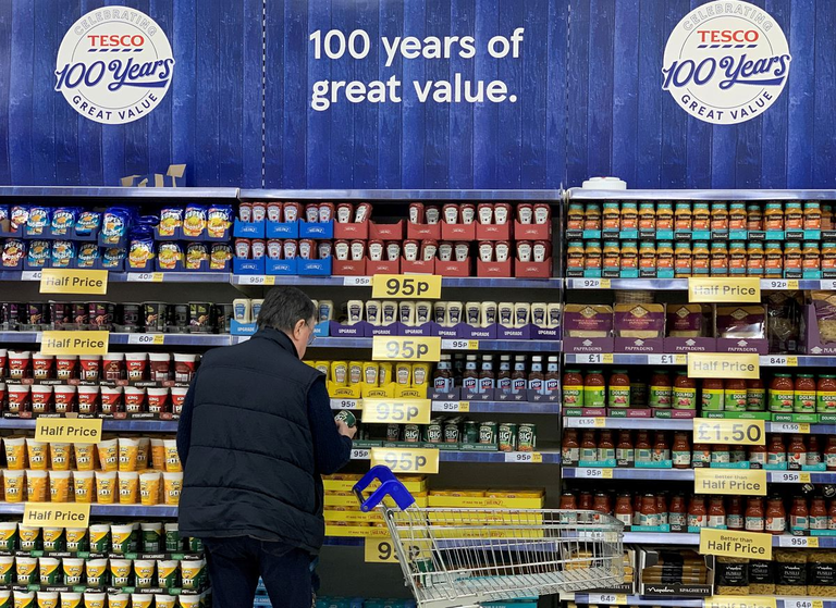 Một người đàn ông xem các sản phẩm trên kệ bên trong siêu thị Tesco Extra gần Manchester, Anh, ngày 8 tháng 1 năm 2020.